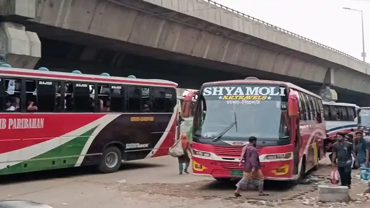 সায়েদাবাদ থেকে ছাড়ছে বাস, যাত্রী তুলনামূলক কম