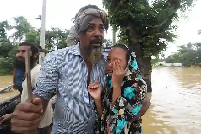 চার দিন পর মেয়েকে খুঁজে পেয়ে কান্নায় ভেঙে পড়েন তিনি সাইফুল ইসলাম চারদিন ধরে মেয়ের কোনো খোঁজ পাননি।