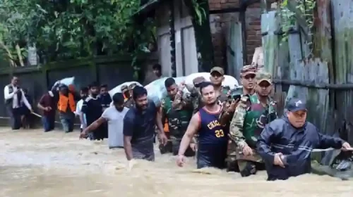 খাগড়াছড়িতে বন্যা কবলিত মানুষের সাহায্যার্থে অক্লান্ত পরিশ্রম করে যাচ্ছে বাংলাদেশ সেনাবাহিনী।