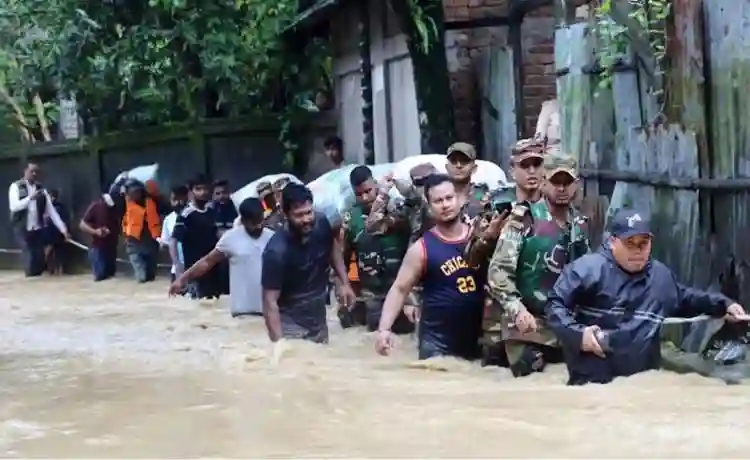 খাগড়াছড়িতে বন্যা কবলিত মানুষের সাহায্যার্থে অক্লান্ত পরিশ্রম করে যাচ্ছে বাংলাদেশ সেনাবাহিনী।