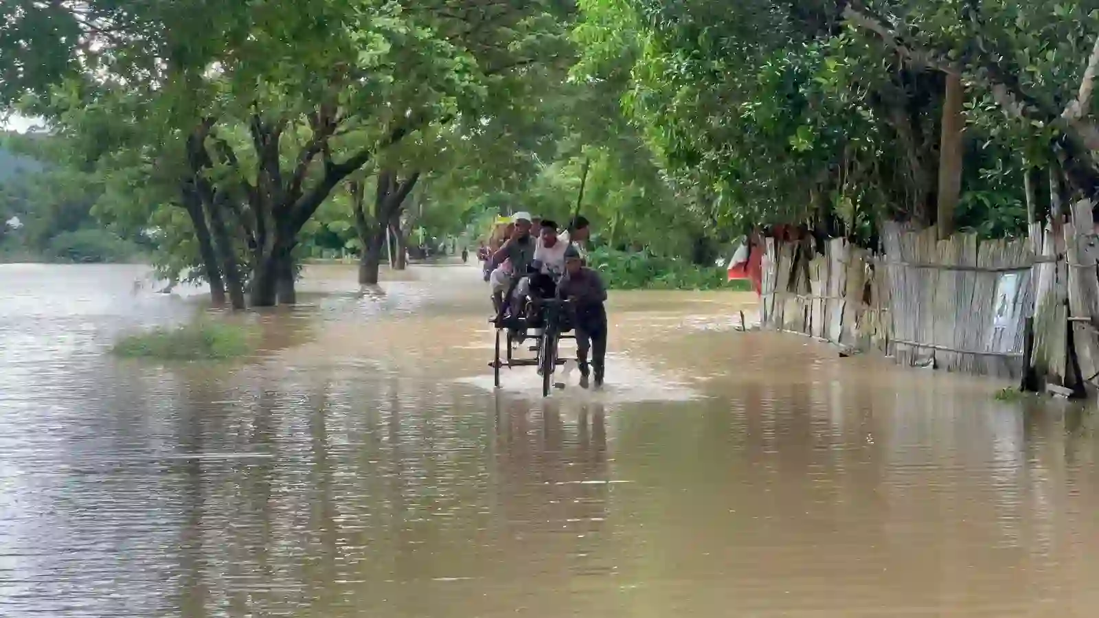 খাগড়াছড়িতে বন্যা পরিস্থিতির অবনতি : মেরুং ও কবাখালী ইউনিয়নের ৩০টি গ্রাম পানিতে তলিয়ে গেছে।