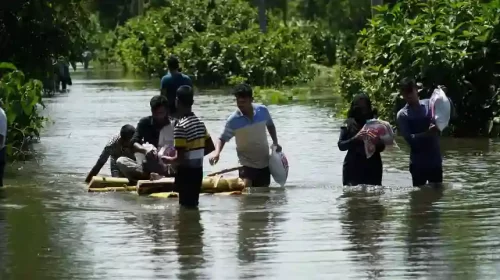 ত্রাণের অপেক্ষায় হাজারো মানুষ ফেনীর দাগনভূঞায়